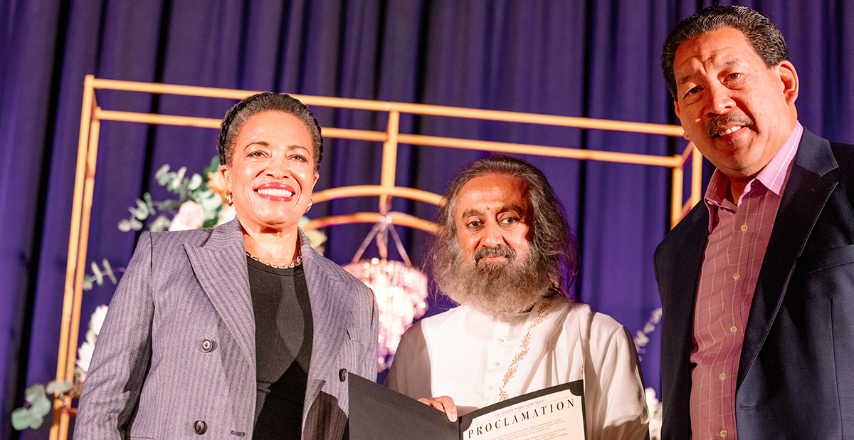 Global humanitarian and spiritual leader Gurudev Sri Sri Ravi Shankar brings message of calm to Seattle